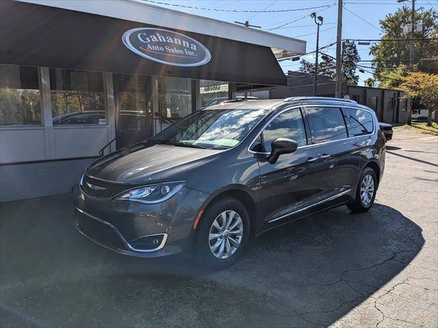 Used 2018 Chrysler Pacifica Touring-L FWD image 1