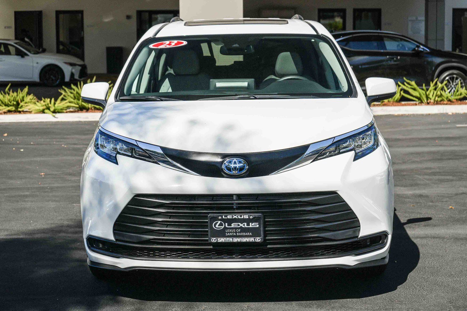 Used 2023 Toyota Sienna LE w/ LE Plus Package FWD image 2