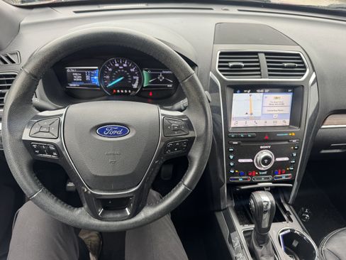 Used 2019 Ford Explorer Limited w/ Ford Safe & Smart Package image 6
