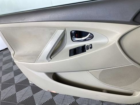 Used 2009 Toyota Camry LE FWD image 19