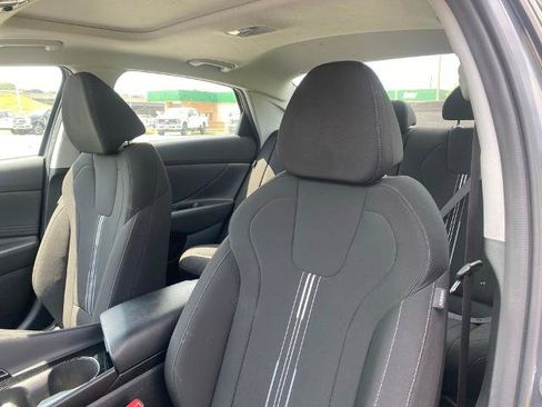 Used 2025 Hyundai Elantra SEL FWD image 11