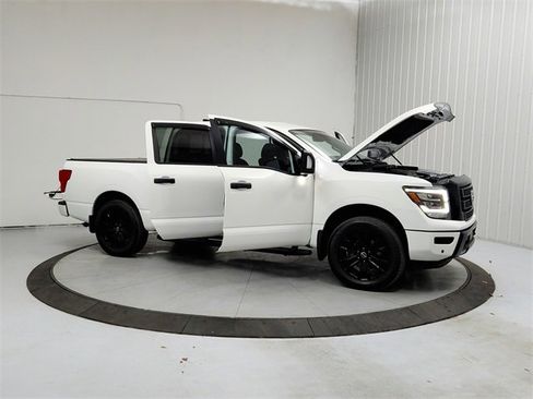 Used 2023 Nissan Titan SV w/ SV Convenience Package image 9