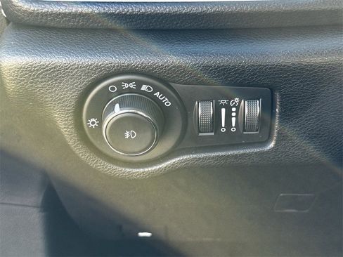 Used 2025 Chrysler Pacifica Limited image 26