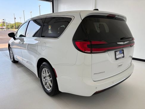 Used 2025 Chrysler Pacifica Select FWD image 21