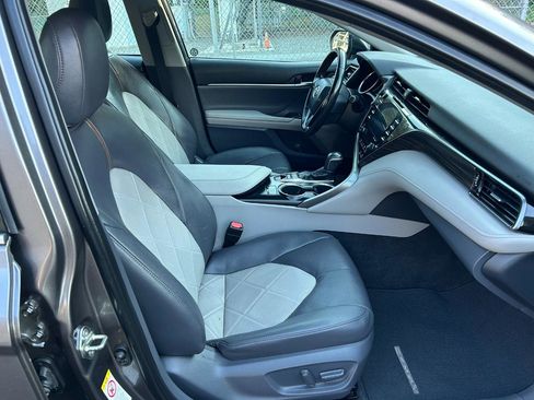 Used 2019 Toyota Camry XLE FWD image 16