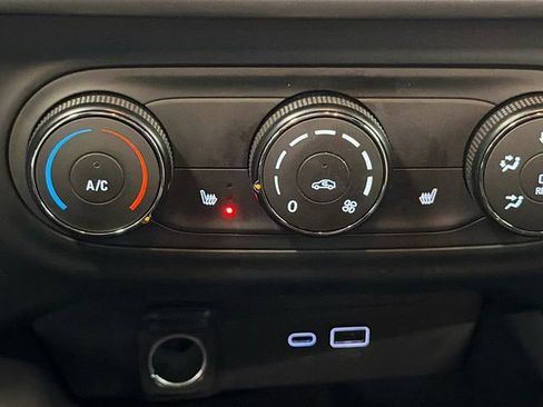 Used 2025 Chevrolet Trax RS w/ Driver Confidence Package image 19