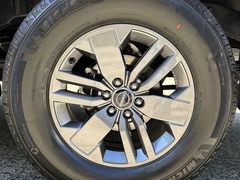 Used 2025 Nissan Frontier SV image 9