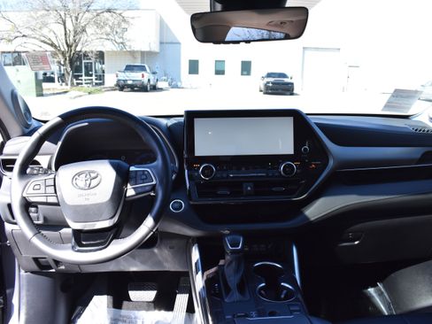 Used 2024 Toyota Highlander Limited image 33