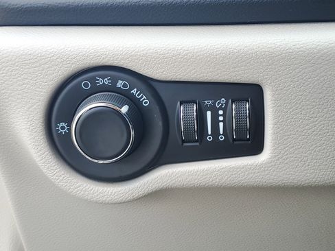 Used 2022 Chrysler Voyager LX image 20