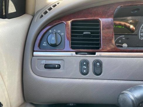 Used 2003 Lincoln Town Car Cartier image 32