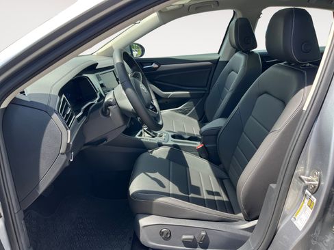 Used 2024 Volkswagen Jetta SE image 9