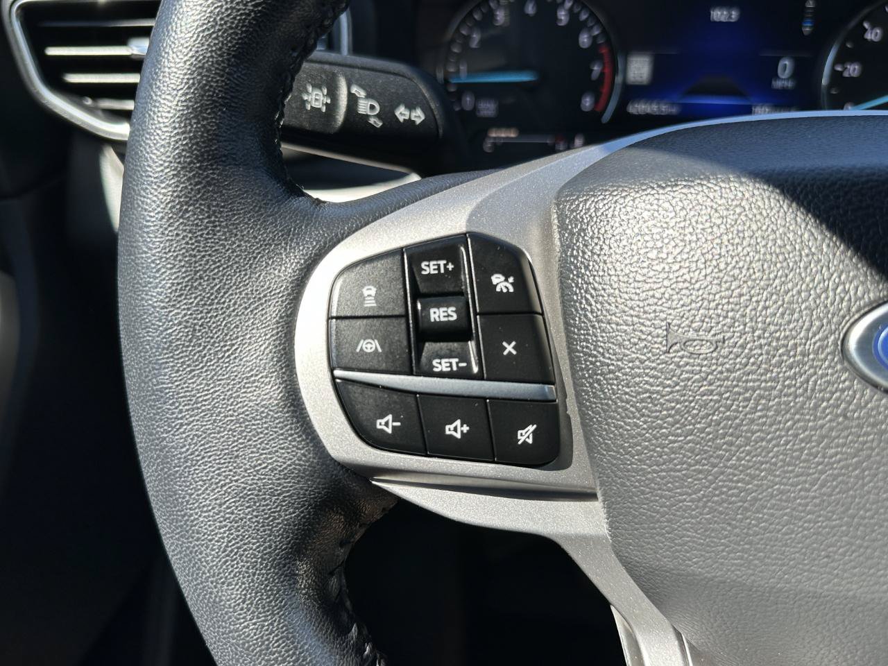 Used 2022 Ford Explorer XLT w/ Equipment Group 202A AWD/4WD image 52