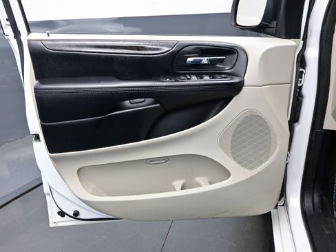 Used 2019 Dodge Grand Caravan SE w/ UConnect Hands-Free Group image 9