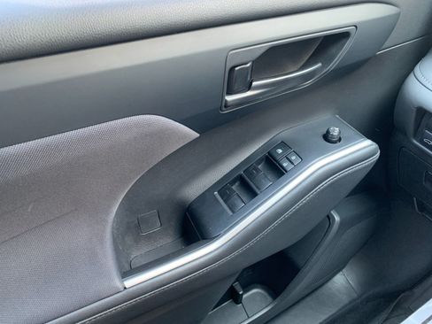 Used 2022 Toyota Highlander LE AWD/4WD image 16