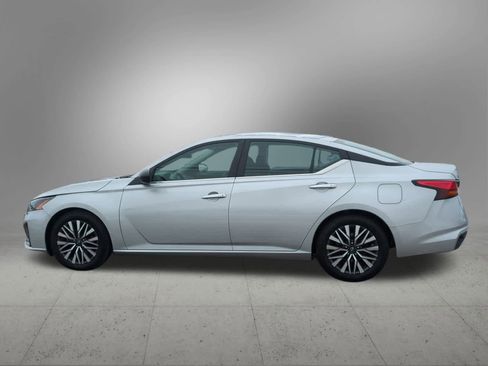 Used 2024 Nissan Altima 2.5 SV image 3