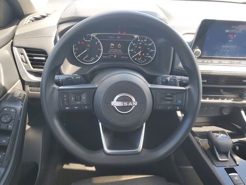 Used 2024 Nissan Rogue SV image 17