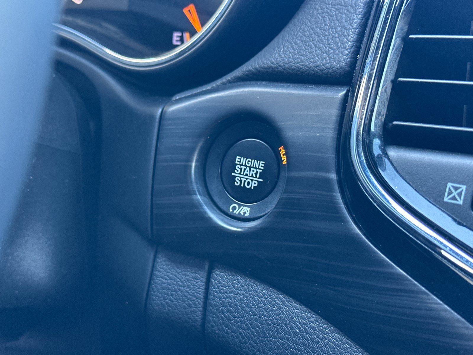 Used 2019 Jeep Grand Cherokee Altitude AWD/4WD image 22