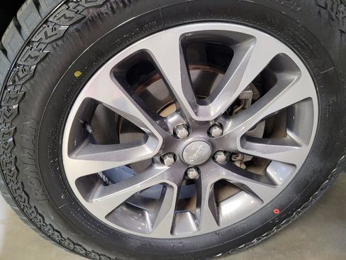 Used 2018 Jeep Grand Cherokee Limited w/ Luxury Group II image 31