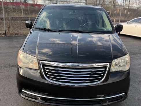 Used 2014 Chrysler Town & Country Touring FWD image 10