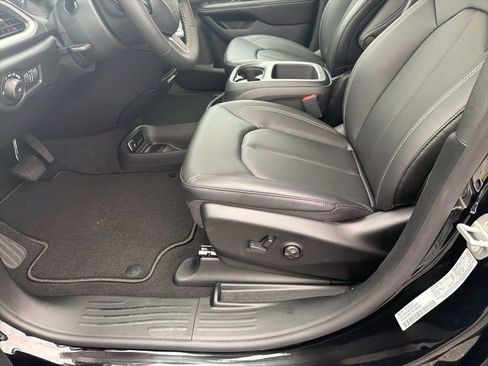 New 2026 Chrysler Pacifica Select FWD image 22