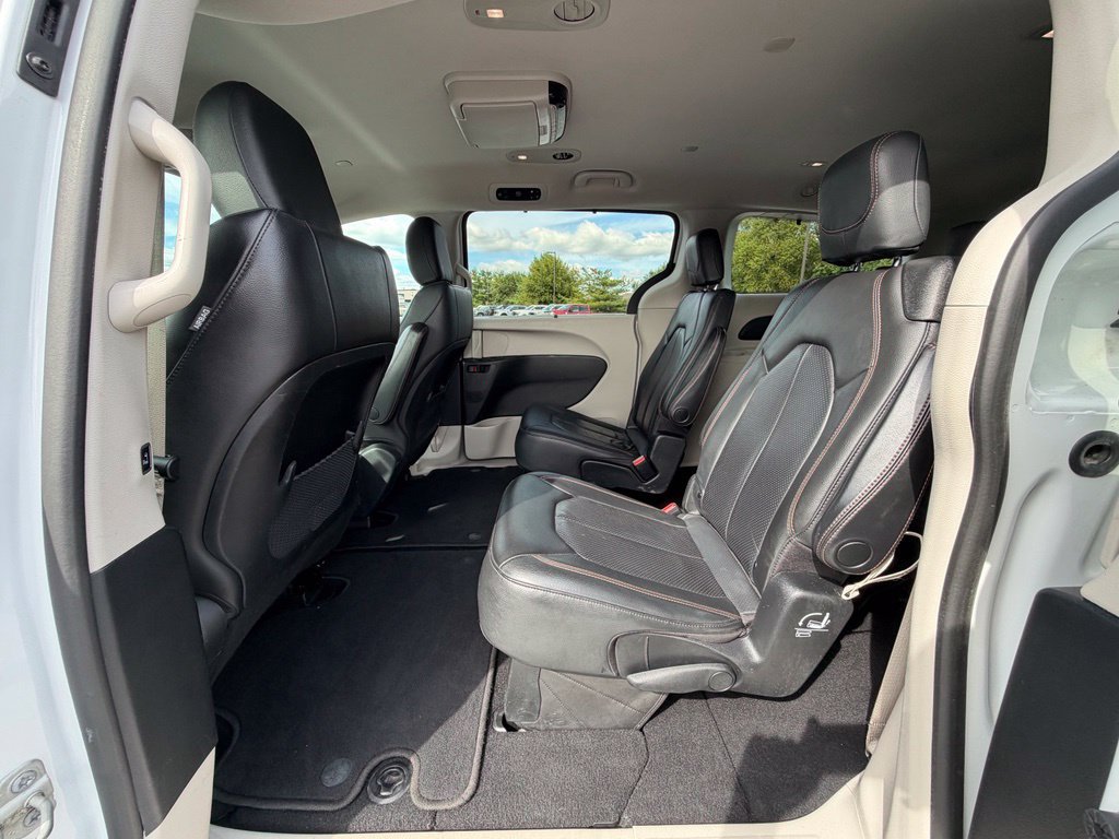 Used 2020 Chrysler Pacifica Touring-L w/ Advanced Safetytec Group FWD image 6