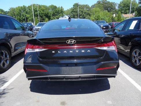 Used 2024 Hyundai Elantra SEL w/ Convenience Package FWD image 5