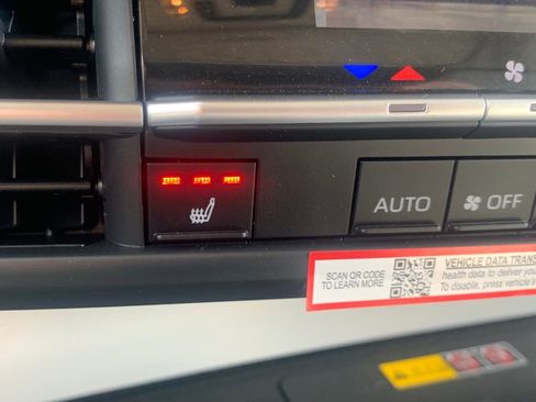 Used 2026 Toyota Sienna XLE image 5