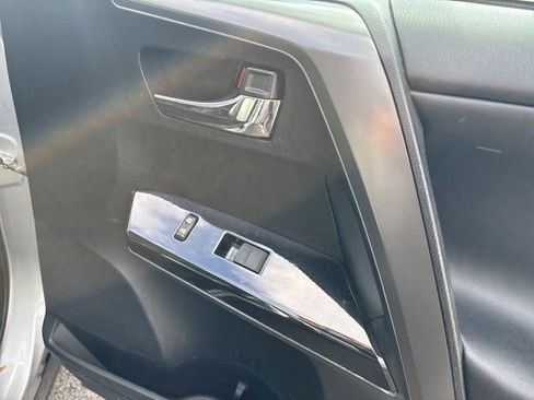Used 2017 Toyota RAV4 SE image 10