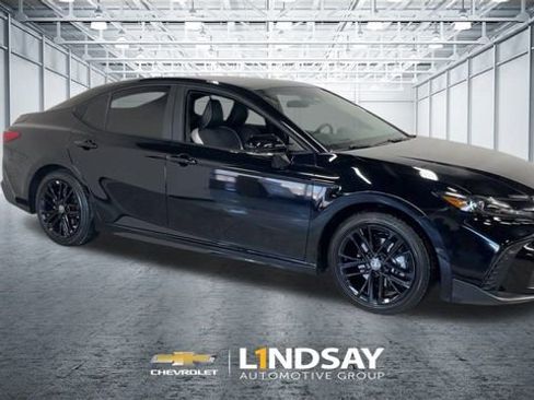 Used 2025 Toyota Camry SE image 3