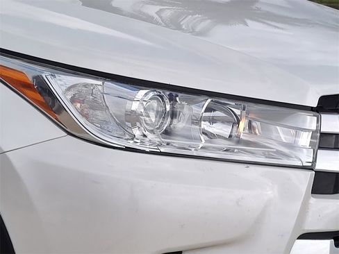 Used 2019 Toyota Highlander SE image 16