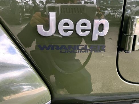 Used 2022 Jeep Wrangler Unlimited Sahara AWD/4WD image 10