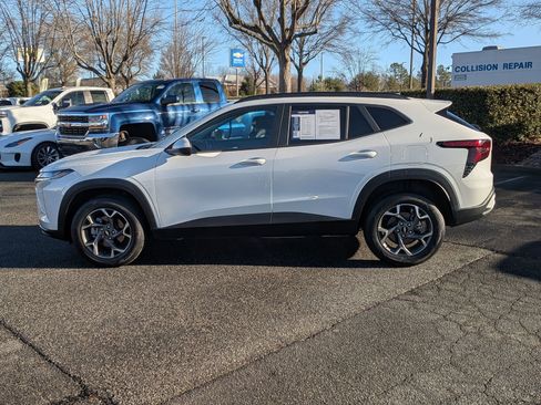 Used 2025 Chevrolet Trax LT w/ LT Convenience Package image 6