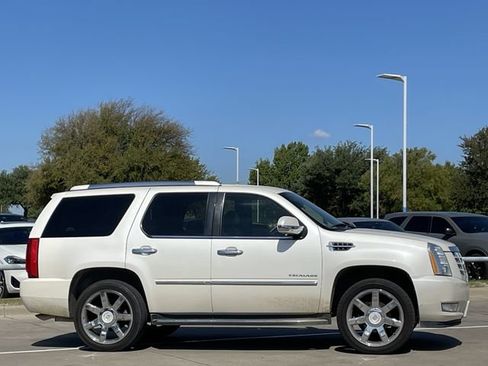 Used 2013 Cadillac Escalade AWD image 3