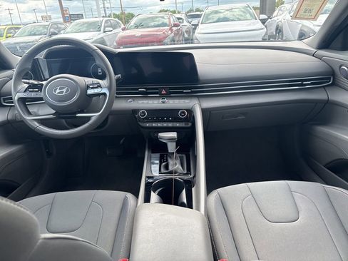 Certified 2025 Hyundai Elantra SEL FWD image 19