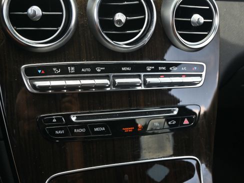 Used 2019 Mercedes-Benz GLC 300 4MATIC w/ Premium Package image 16