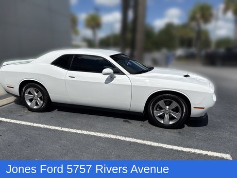 Used 2022 Dodge Challenger SXT RWD image 3