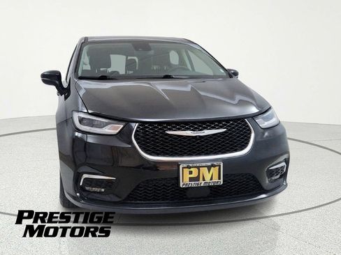 Used 2023 Chrysler Pacifica Touring-L FWD image 2