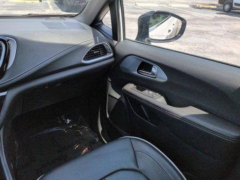Used 2026 Chrysler Pacifica Limited FWD image 17