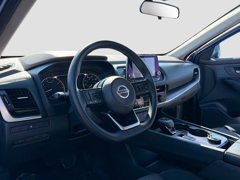 Used 2021 Nissan Rogue SV image 3