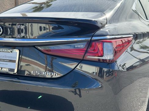 Used 2023 Lexus ES 300h w/ Accessory Package (Z2) image 18