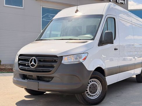 Used 2021 Mercedes-Benz Sprinter 2500 image 2