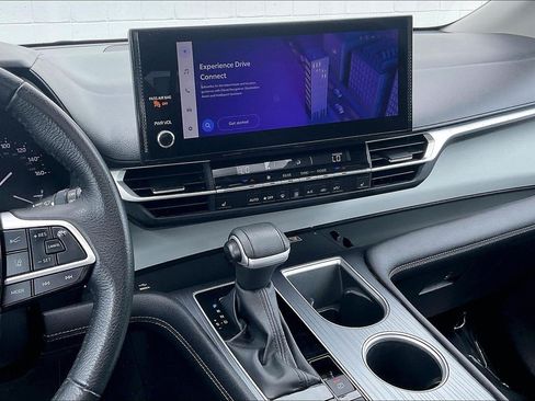 Used 2025 Toyota Sienna XLE FWD image 7