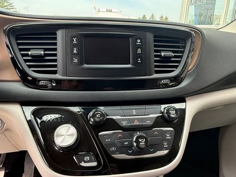 Used 2017 Chrysler Pacifica LX image 16