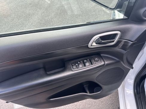 Used 2022 Jeep Grand Cherokee Laredo X image 16