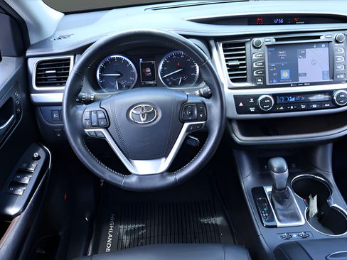 Used 2018 Toyota Highlander Limited Platinum AWD/4WD image 14