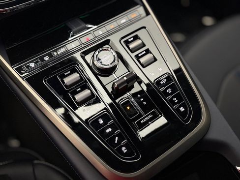 Used 2025 Aston Martin DBX 707 image 10