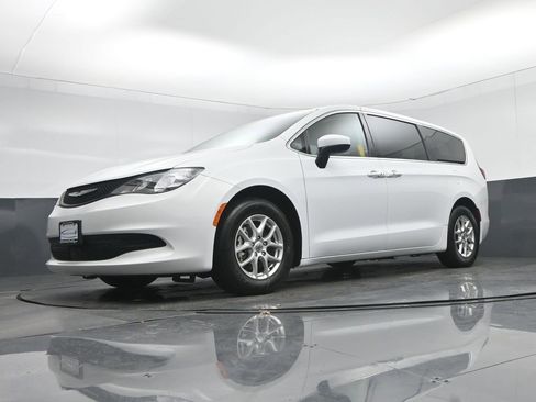 Used 2023 Chrysler Voyager LX image 68