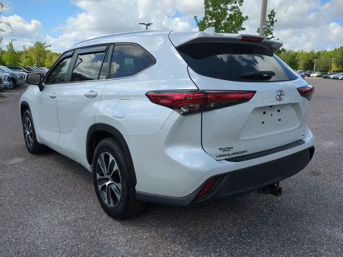 Used 2023 Toyota Highlander XLE FWD image 4