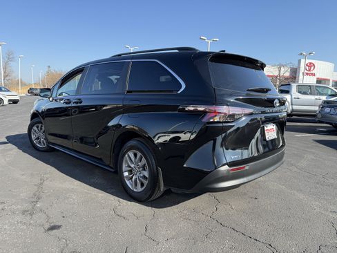 Used 2025 Toyota Sienna LE w/ LE Plus Package image 6