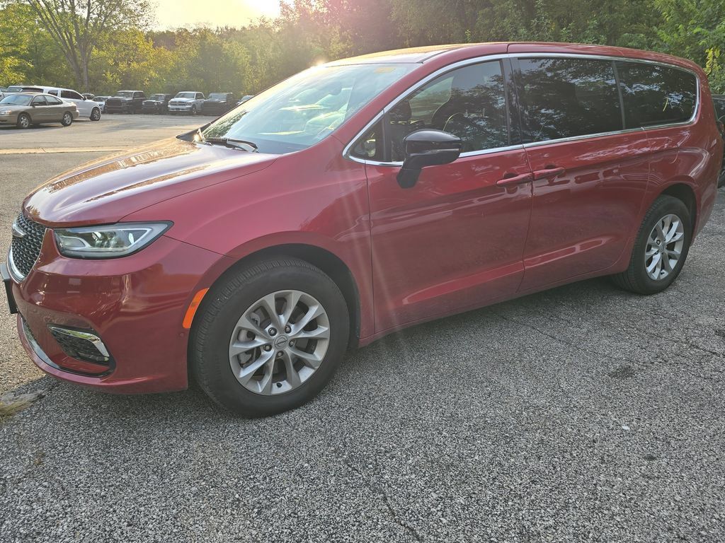 Used 2025 Chrysler Pacifica Select AWD/4WD image 3